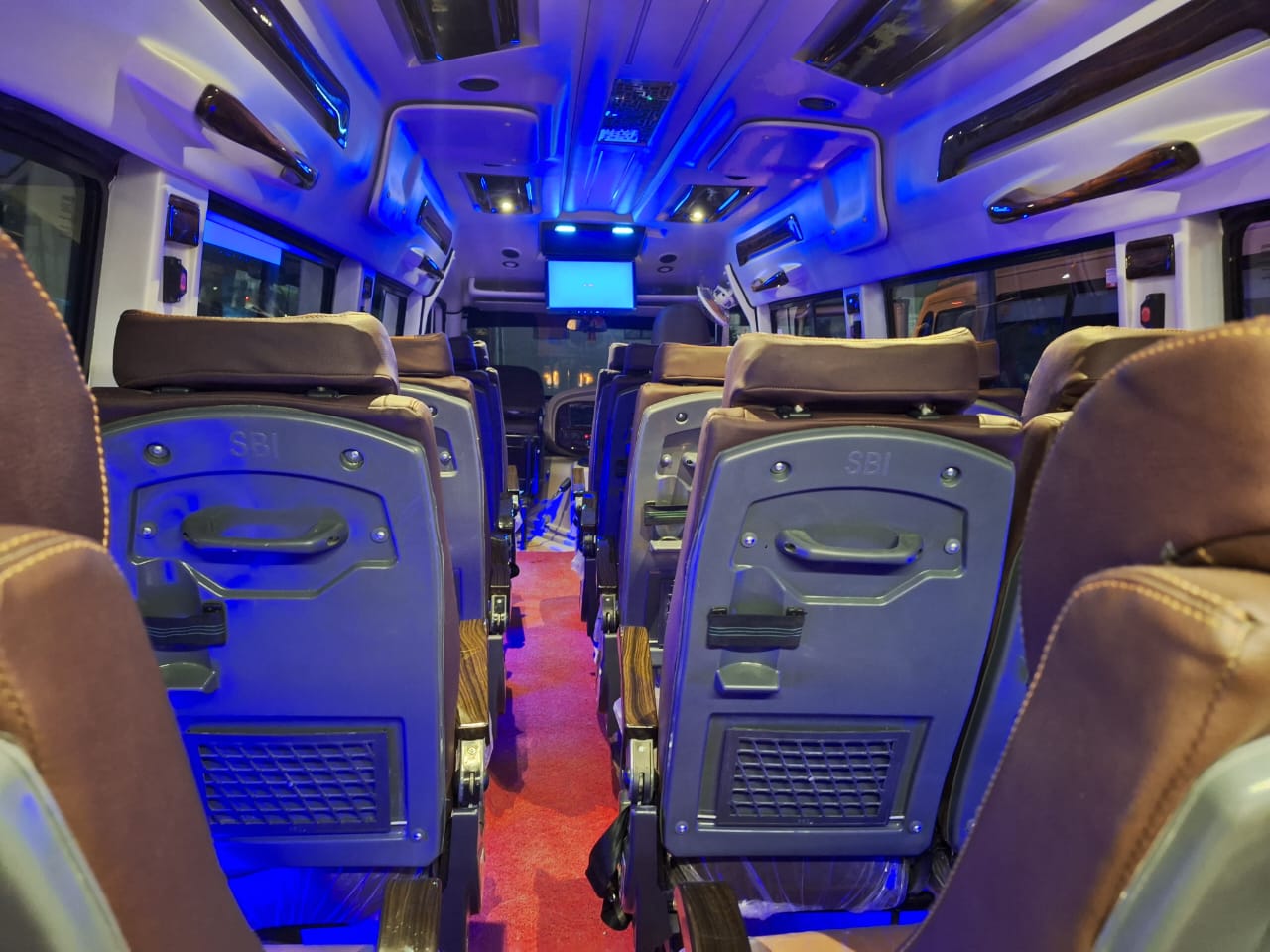 20 Seater Luxury Traveller Hire